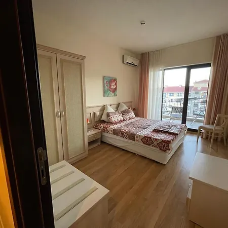 Apartment Spacious Seaview Apartments, 100m To The Golden Sands